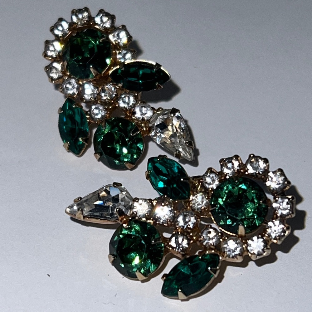 Vintage Hattie Carnegie Green Faceted Clip Earrings - Picture 2 of 8